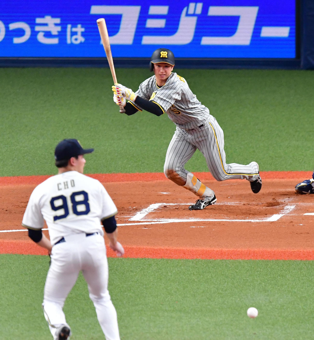 オリックス対阪神　6回表阪神2死満塁、近本は遊適時内野安打を放つ。投手は張奕（撮影・前岡正明）