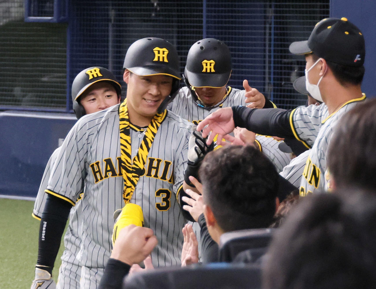 オリックス対阪神　5回表阪神2死一、三塁、左越え3点本塁打を放った大山はナインに迎えられる（撮影・加藤孝規）