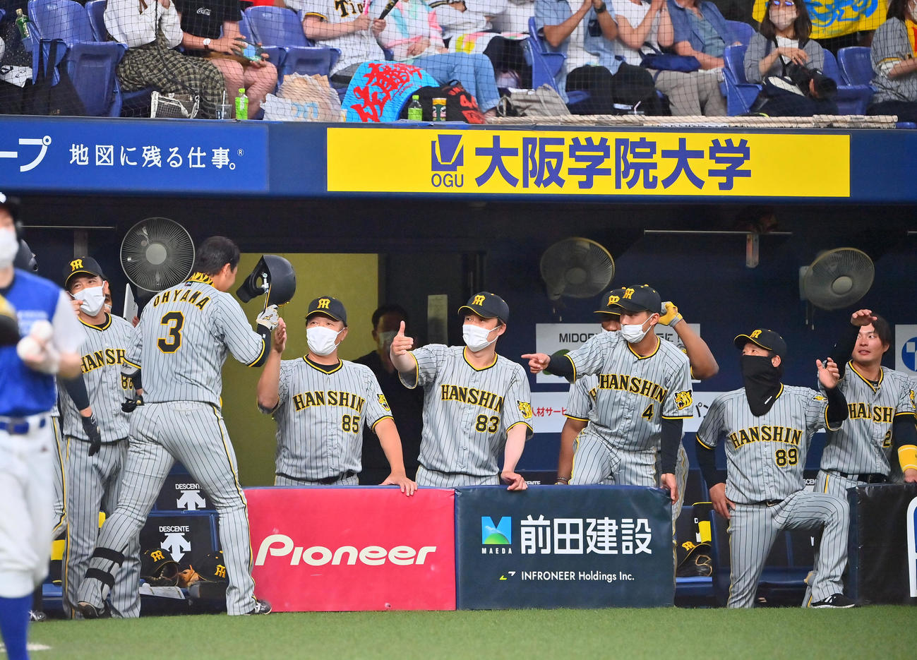 オリックス対阪神　5回表阪神2死一、三塁、左越えに3点本塁打を放った大山（左）はナインの出迎えを受ける（撮影・和賀正仁）