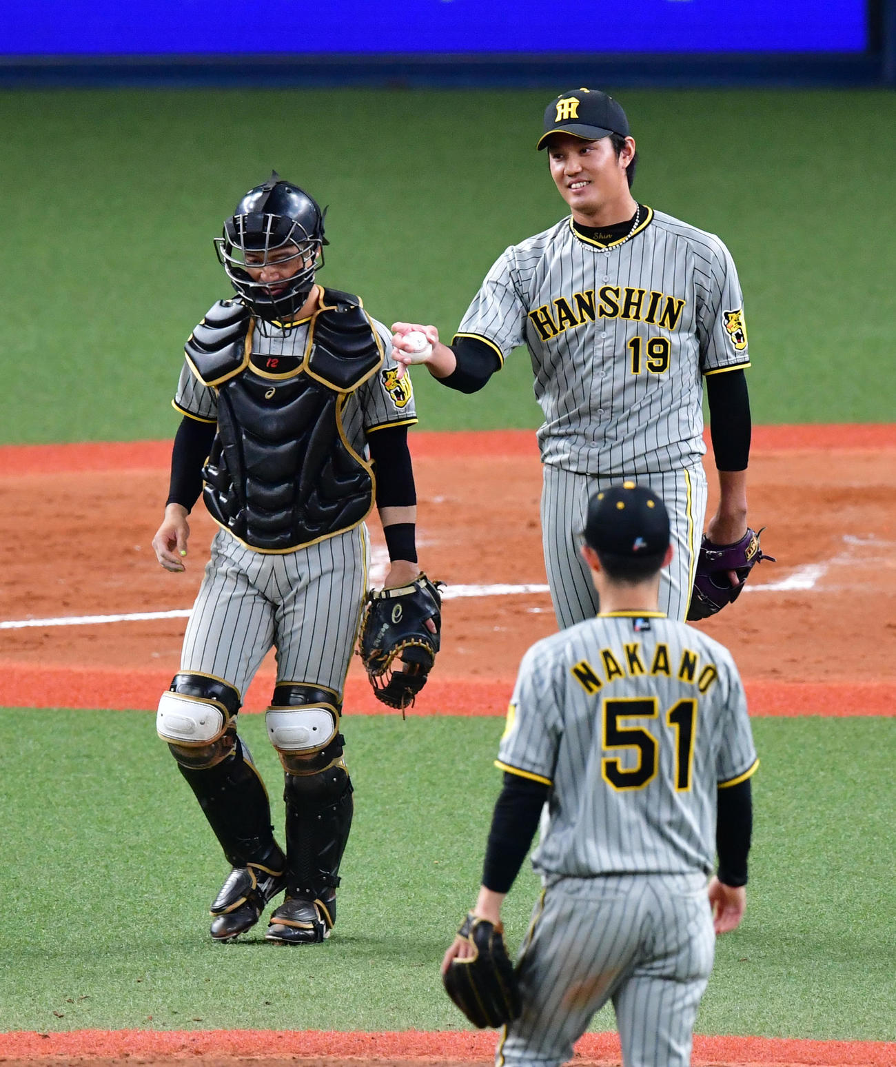 オリックス対阪神　9回を締めくくり笑顔を見せる藤浪（右）。左は坂本（撮影・前岡正明）