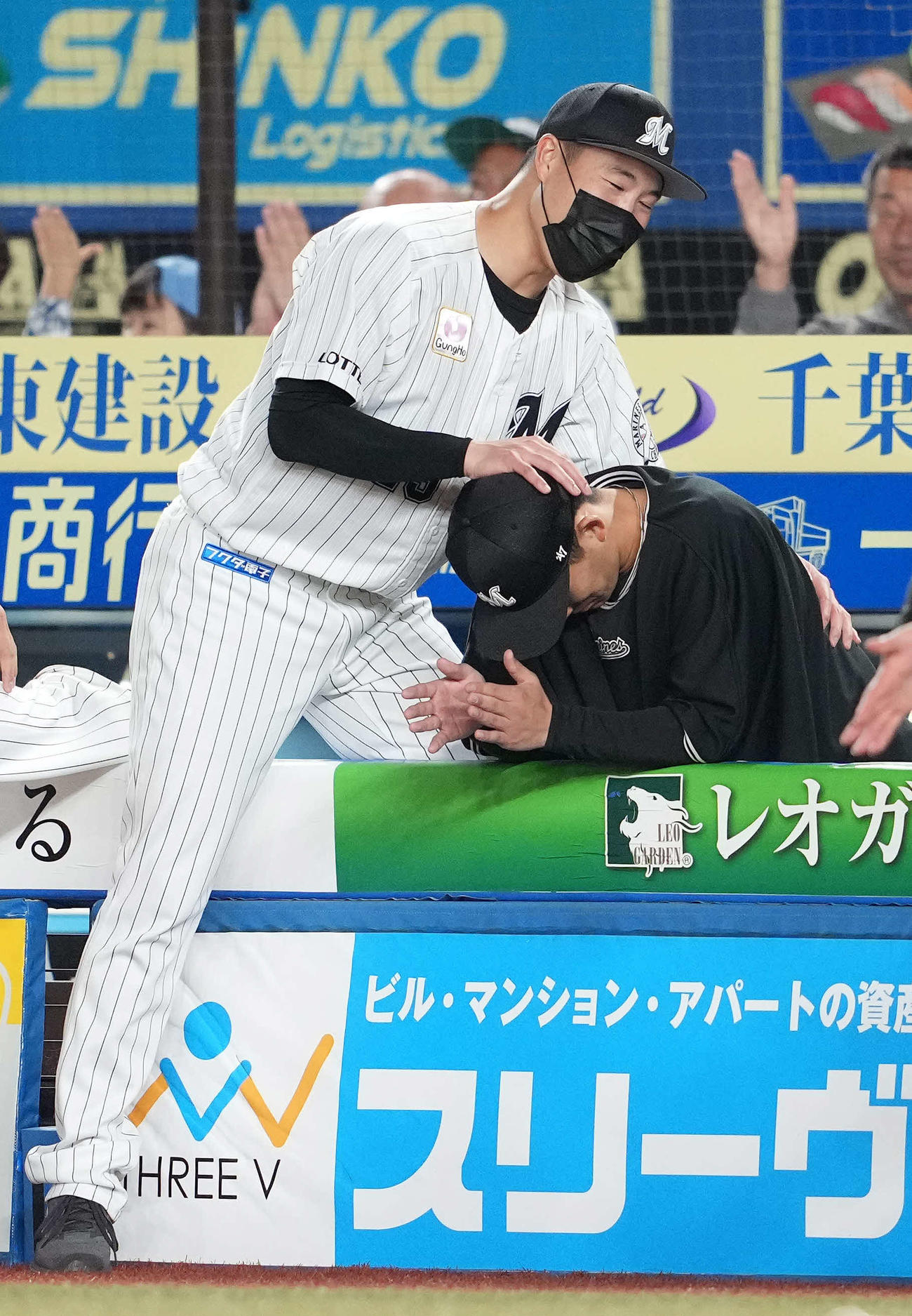 ロッテ対DeNA　今季初勝利のロッテ小島（右）は西野から頭をなでられる（撮影・鈴木みどり）