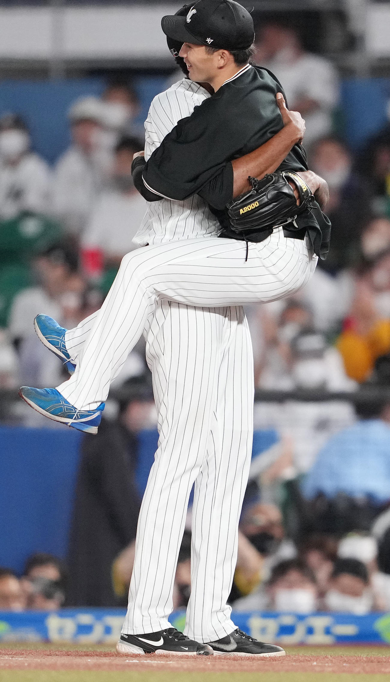 ロッテ対DeNA　今季初勝利のロッテ小島（右）はゲレーロに笑顔で抱きつく（撮影・鈴木みどり）