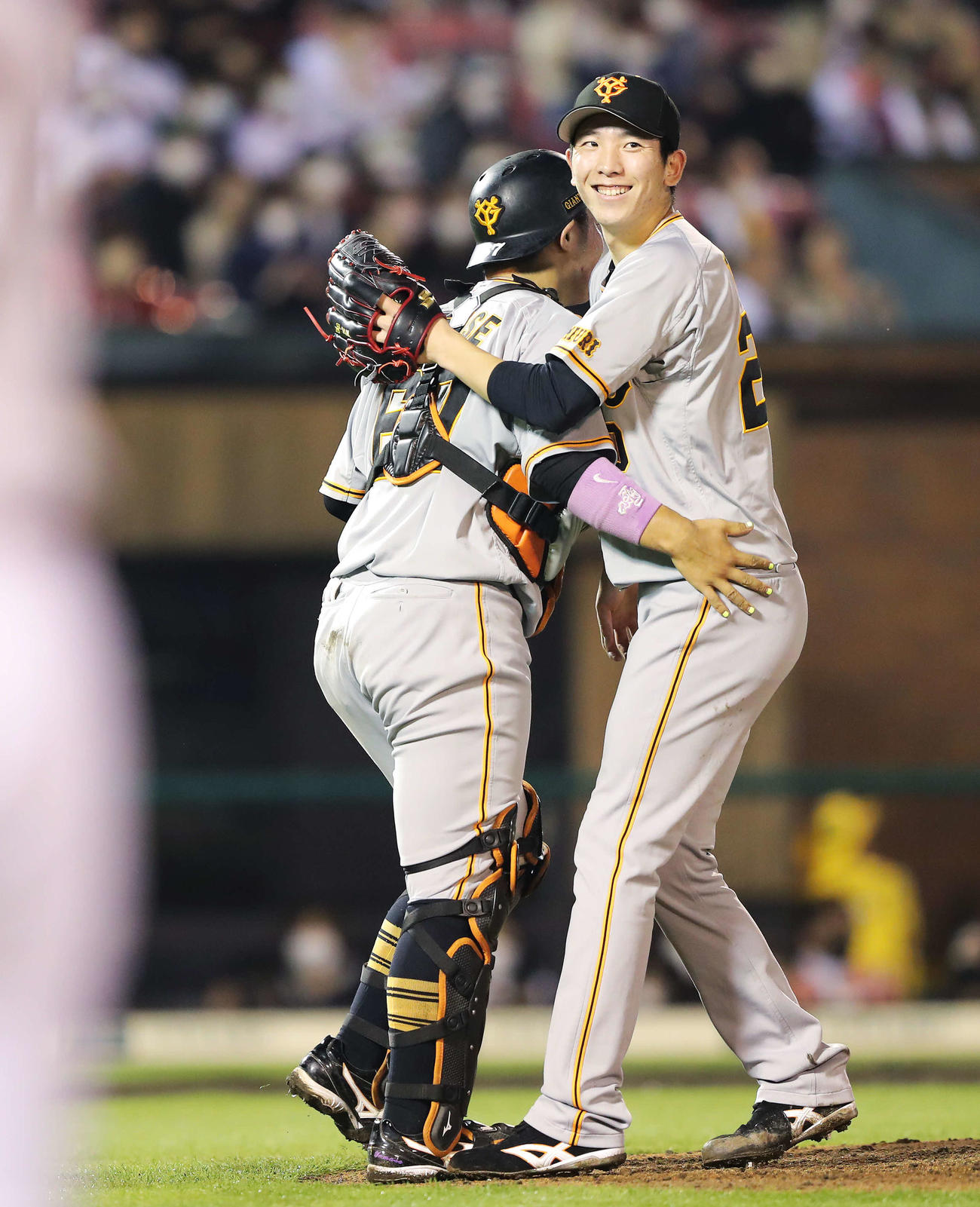 楽天対巨人　楽天に完投勝利し、捕手山瀬（左）と笑顔で抱き合う戸郷（撮影・河田真司）