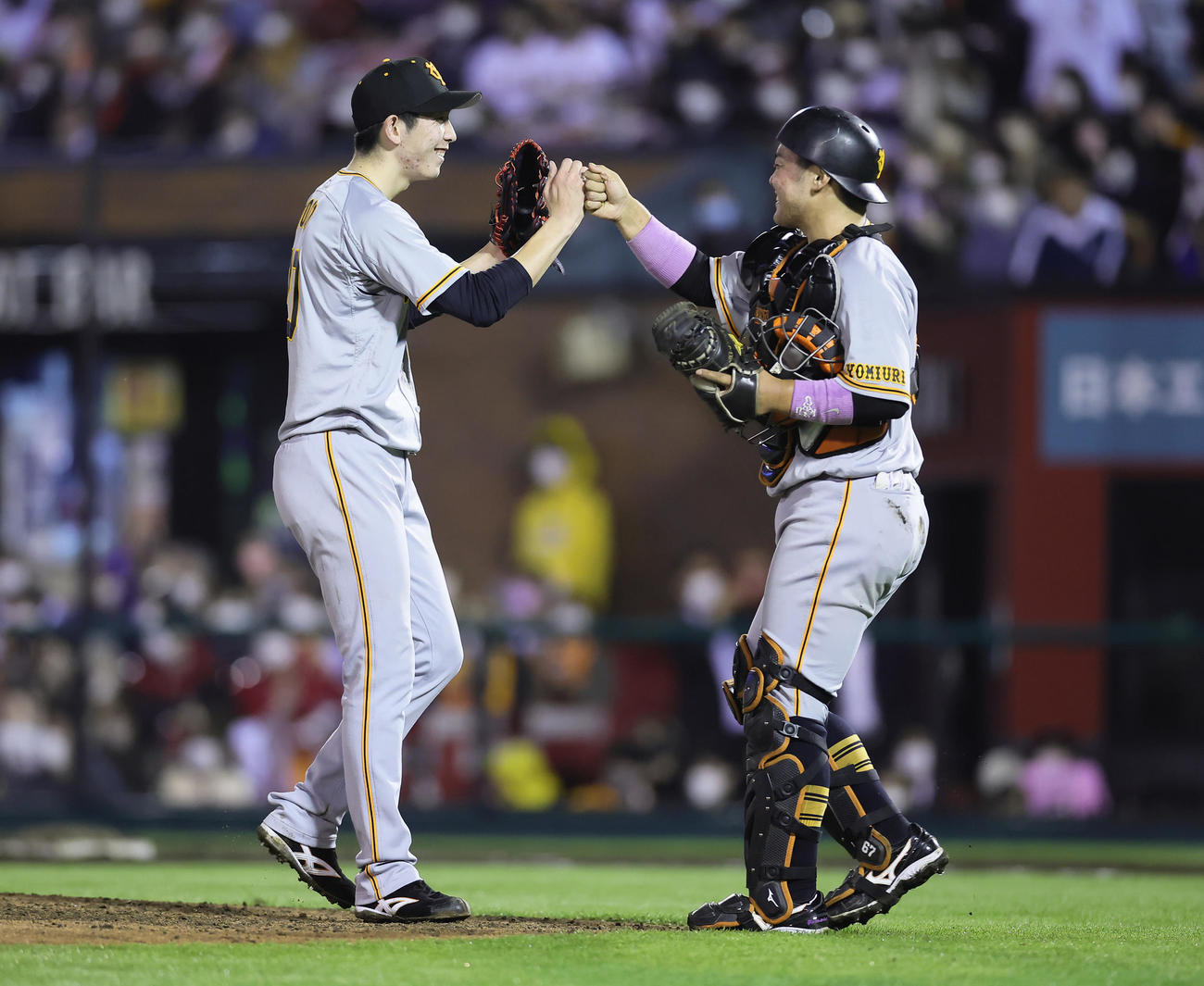 楽天対巨人　9回1失点完投勝利を挙げた巨人戸郷（左）は山瀬とグータッチを交わす（撮影・足立雅史）