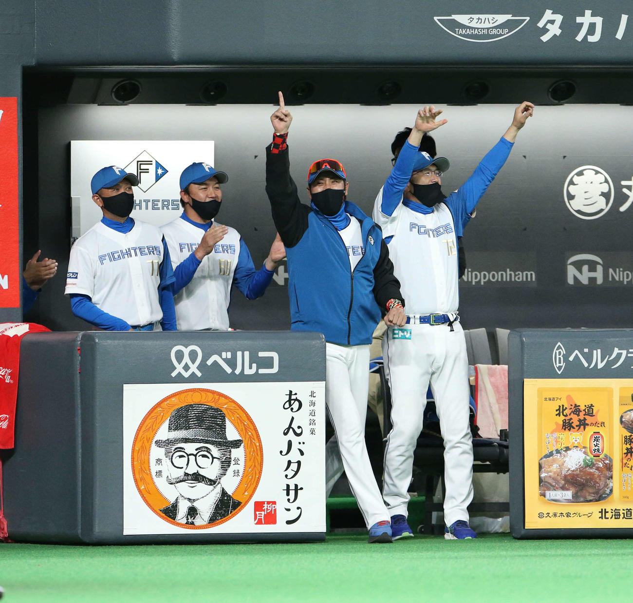 日本ハム対中日　11回裏日本ハム2死二塁、谷内のサヨナラとなる適時二塁打に歓喜する新庄監督（撮影・佐藤翔太）