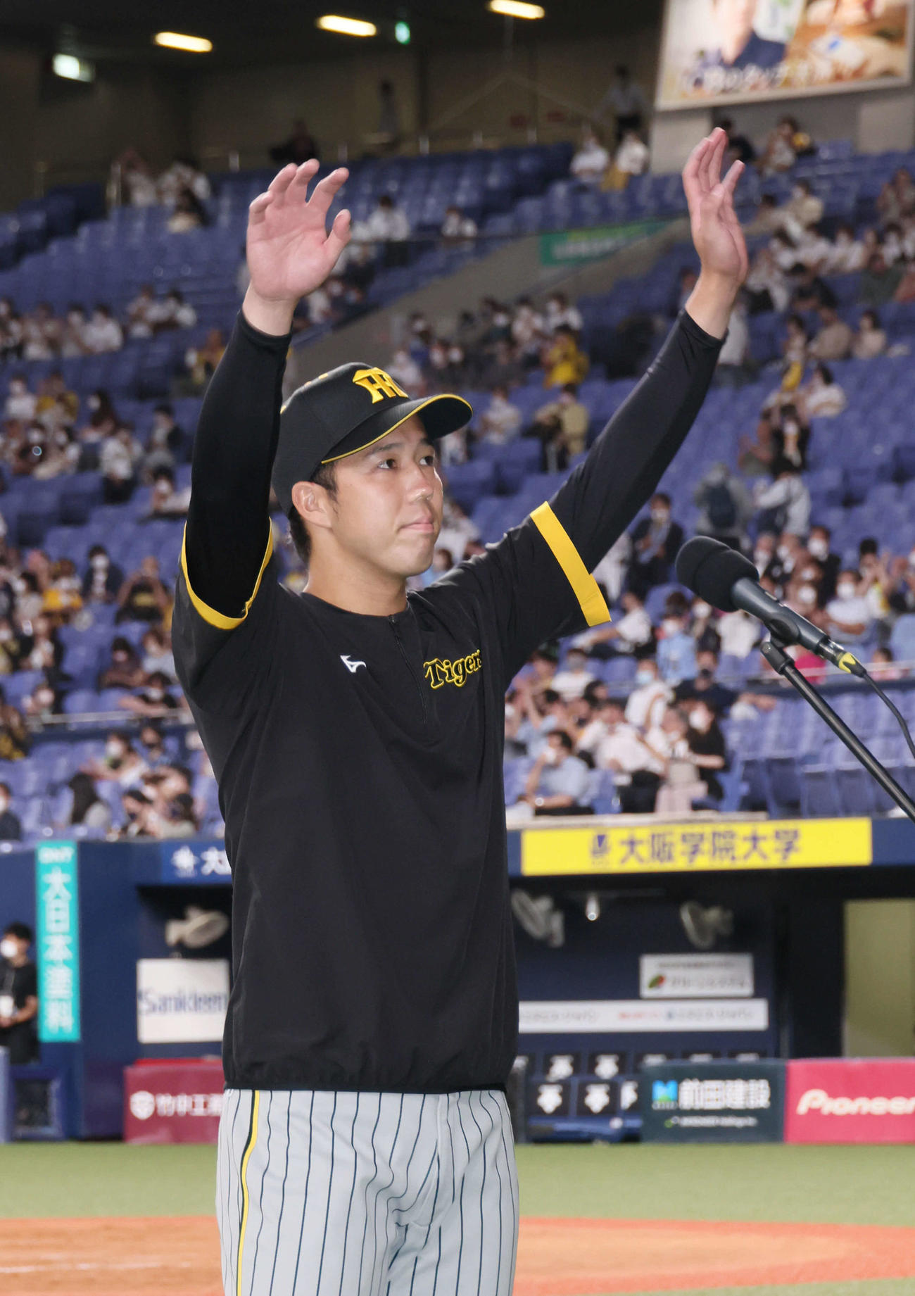 オリックス対阪神　お立ち台で声援に応える青柳（撮影・加藤孝規）