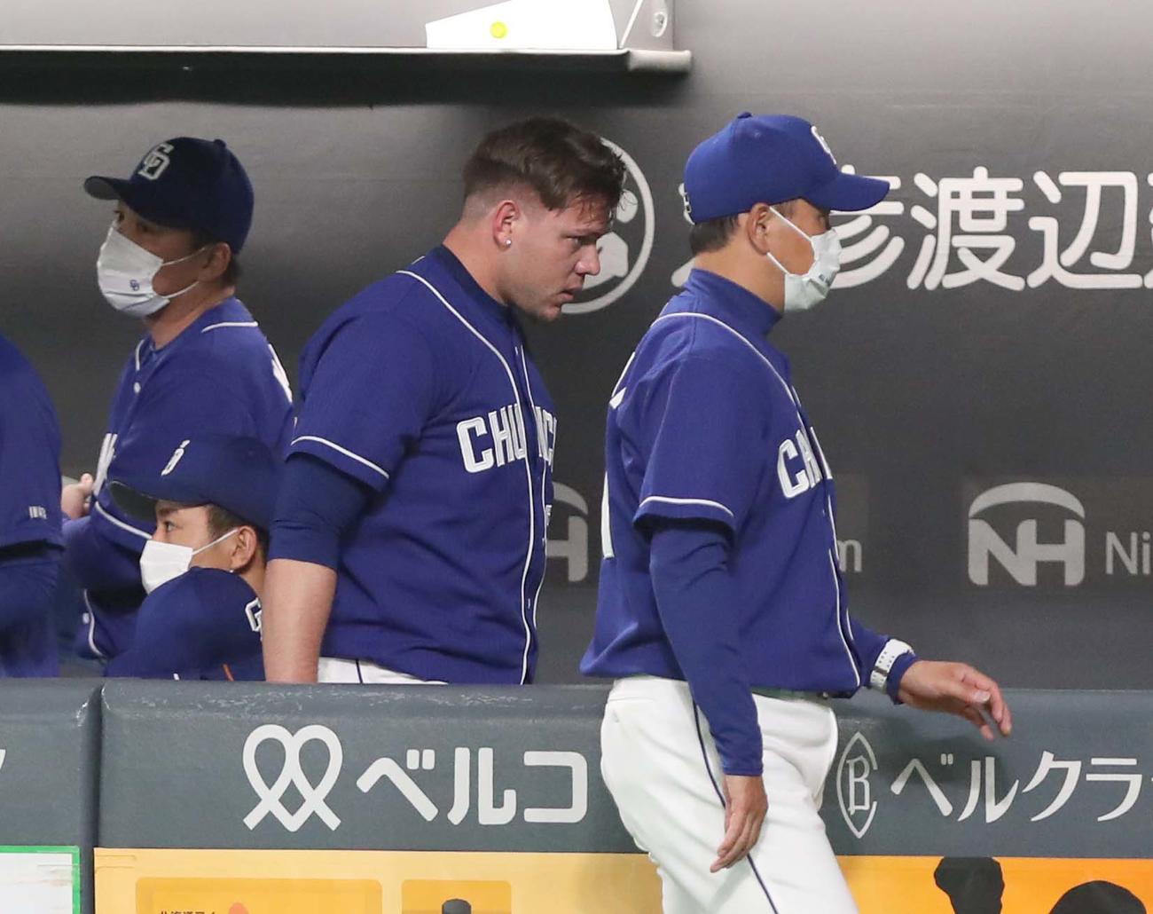 日本ハム対中日　11回裏、サヨナラ打を浴び引き揚げるロドリゲス（撮影・黒川智章）