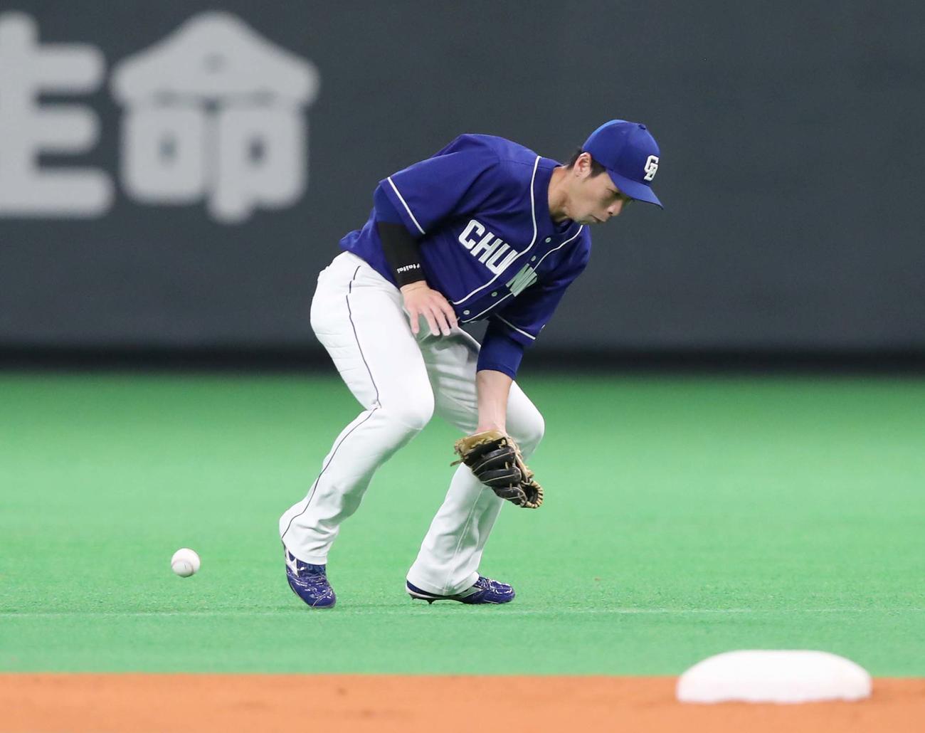 日本ハム対中日　11回裏日本ハム1死、清宮の二ゴロをトンネルする阿部（撮影・黒川智章）