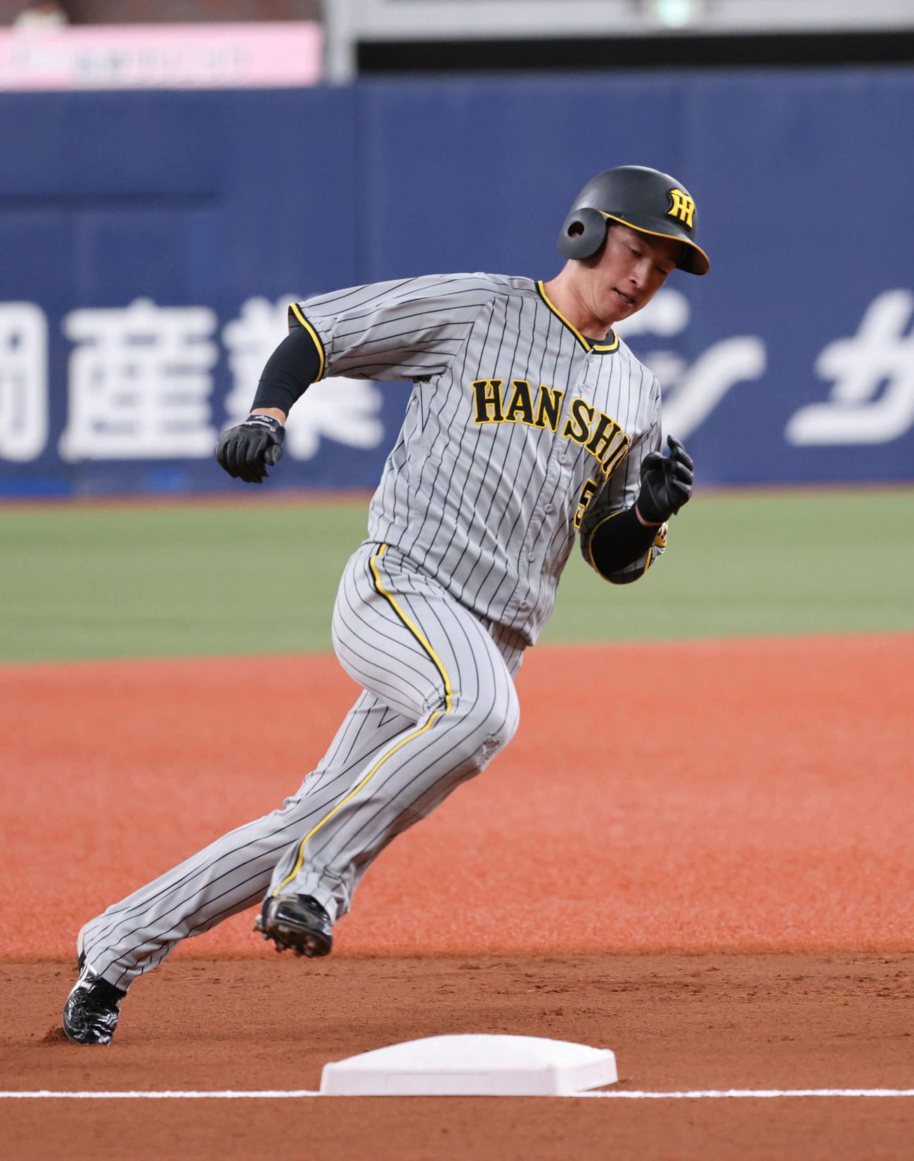 オリックス対阪神　1回表阪神2死一、二塁、大山の先制右適時二塁打で本塁へ向かう近本（撮影・加藤孝規）