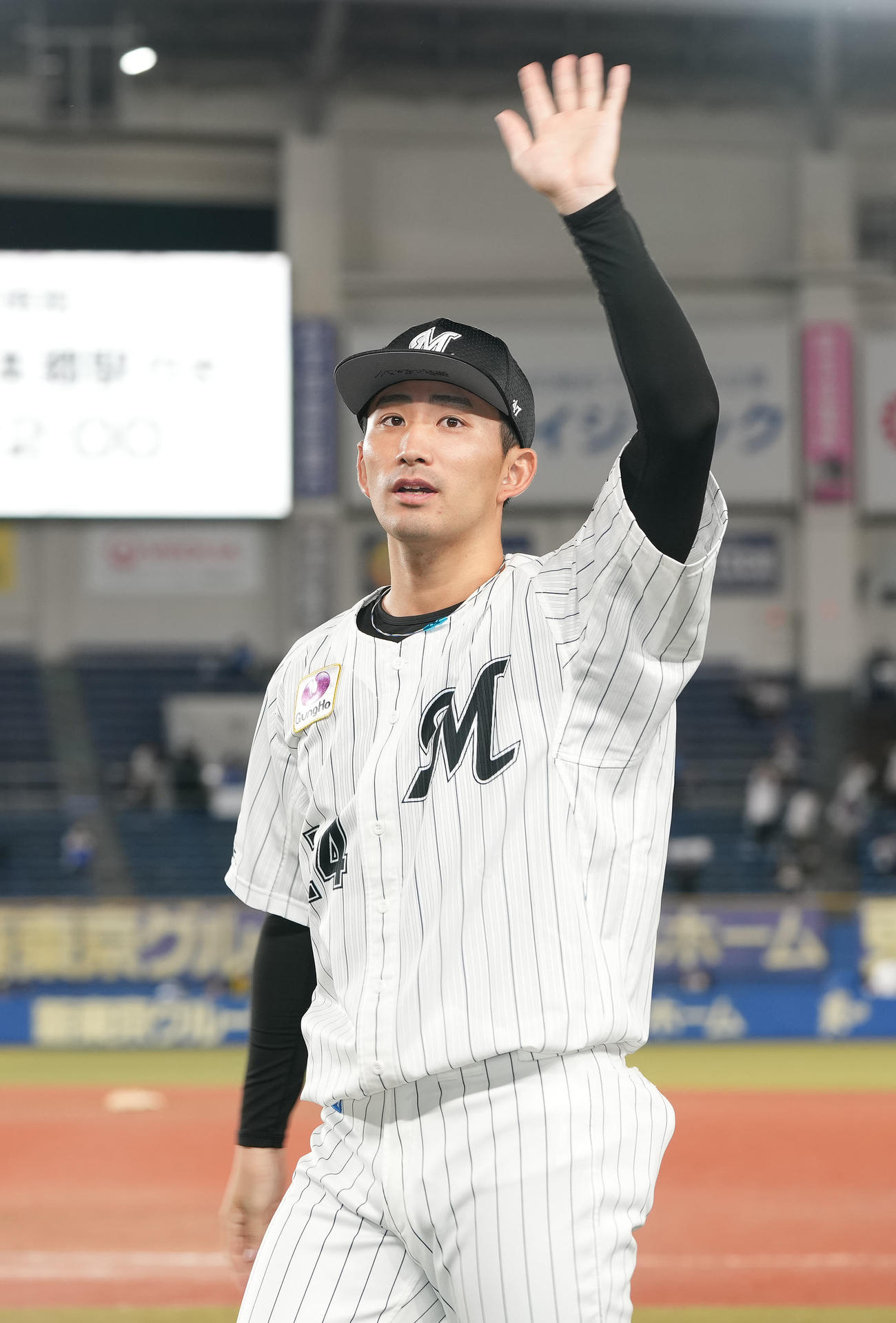 ロッテ対DeNA　今季初勝利のロッテ小島はファンの声援に応える（撮影・鈴木みどり）