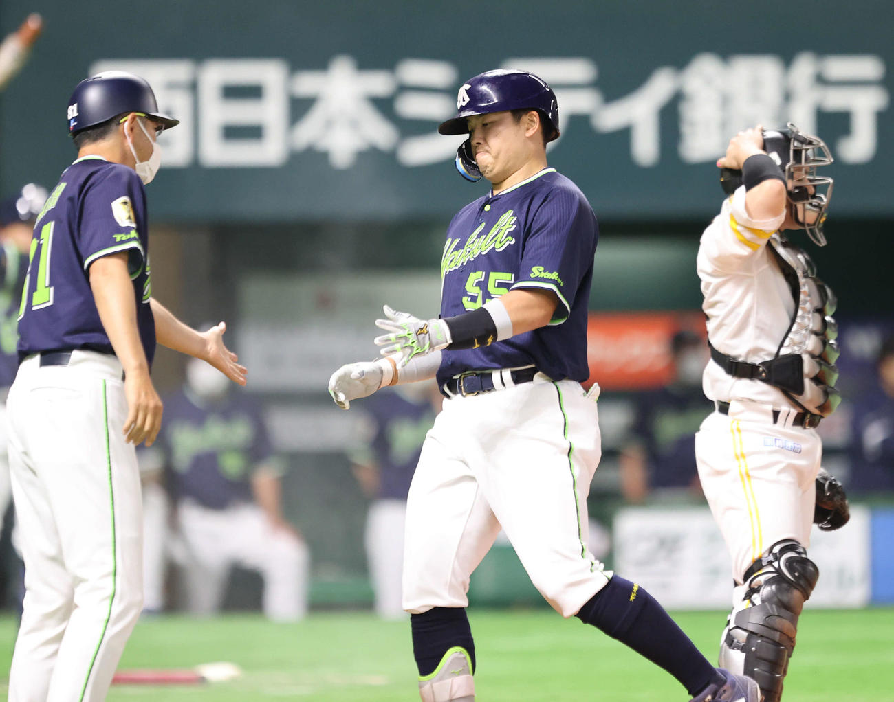 ソフトバンク対ヤクルト　4回表ヤクルト無死、村上（中央）は左越え本塁打を放つ（撮影・梅根麻紀）