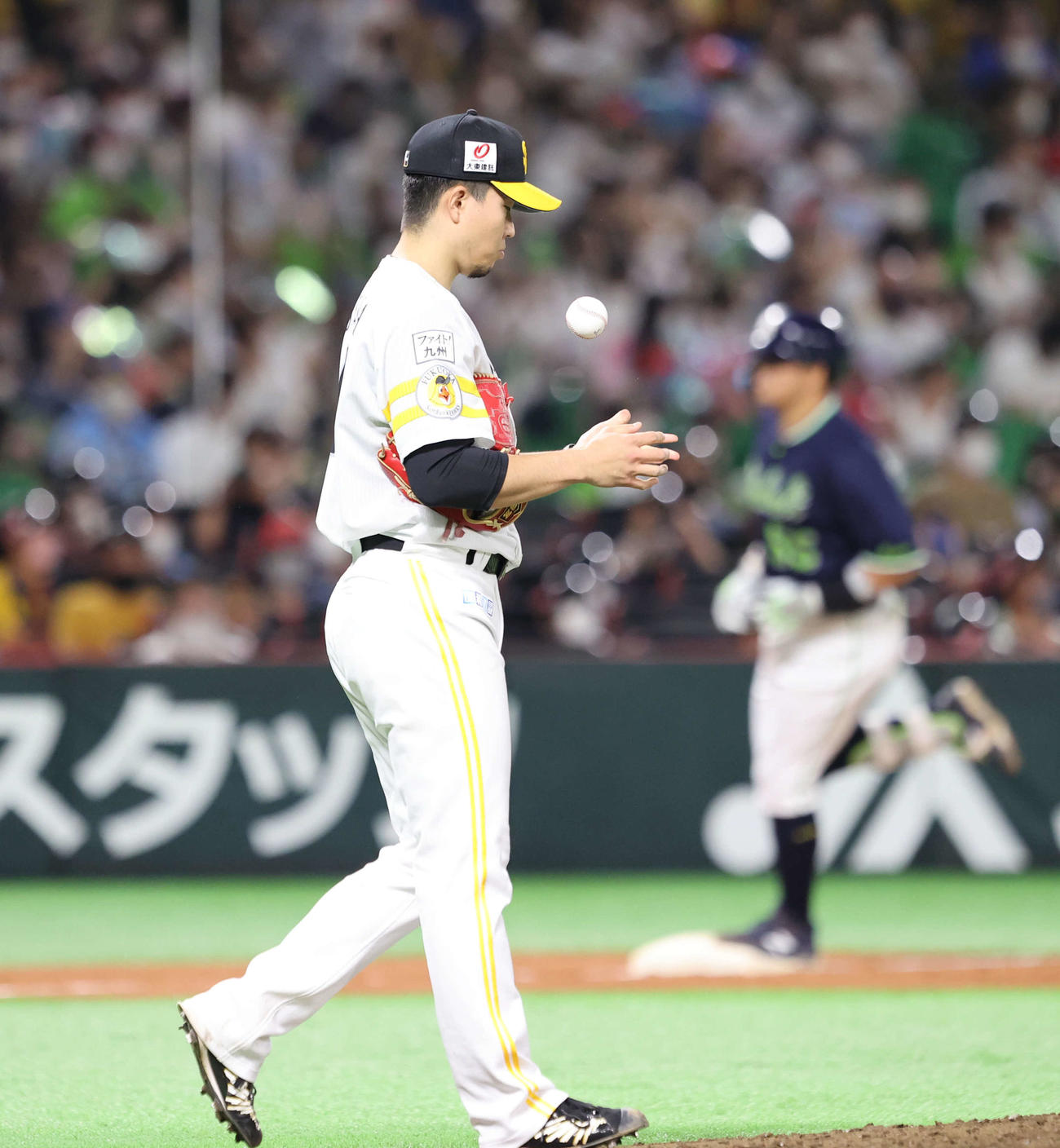 ソフトバンク対ヤクルト　4回表ヤクルト無死、千賀は村上（後方）に勝ち越し本塁打を浴びる（撮影・梅根麻紀）