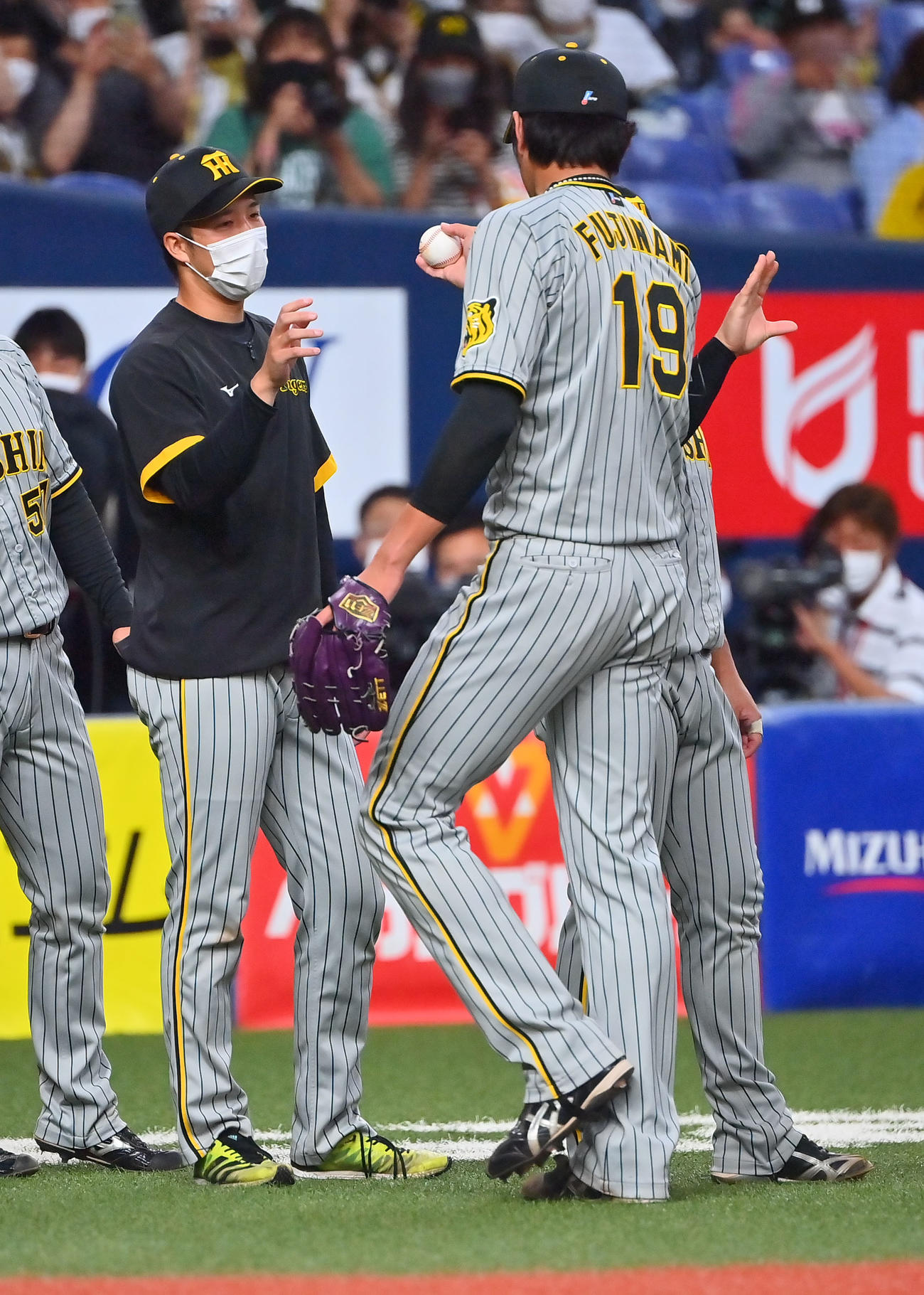 オリックス対阪神　オリックスに勝利し藤浪（右）から勝利球をもらう阪神青柳（撮影・和賀正仁）