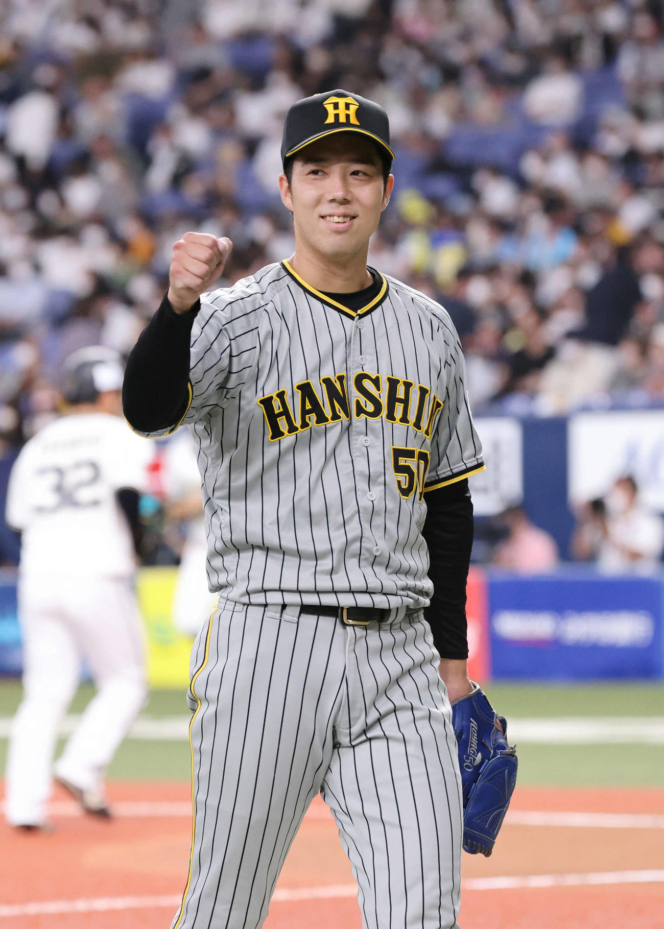 オリックス対阪神　7回裏オリックス攻撃終了、青柳は笑顔で拳を握って引き揚げる（撮影・加藤孝規）
