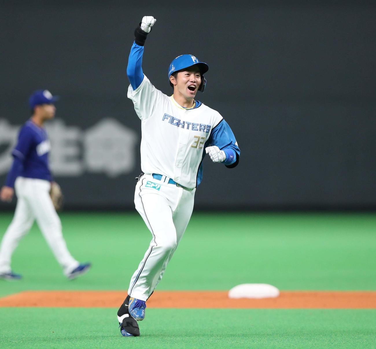 日本ハム対中日　11回裏日本ハム2死二塁、サヨナラ二塁打を放ちガッツポーズの谷内（撮影・黒川智章）