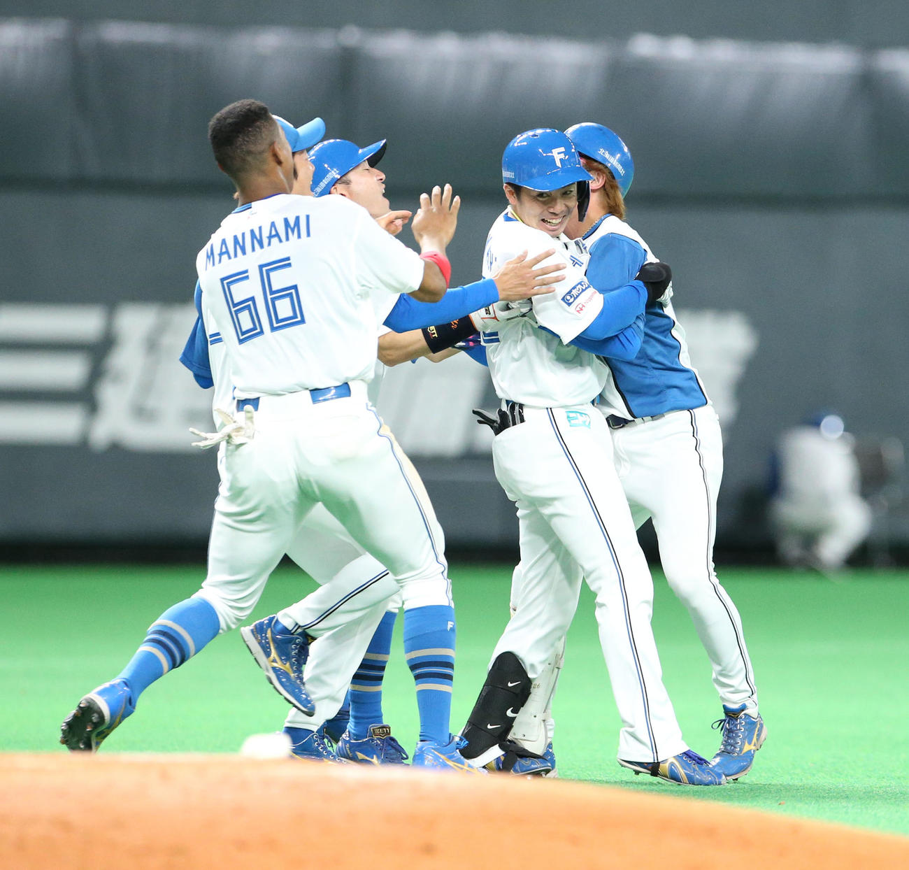 日本ハム対中日　11回裏日本ハム2死二塁、谷内（右から2人目）はサヨナラとなる適時二塁打を放ち浅間と抱き合って喜ぶ（撮影・佐藤翔太）
