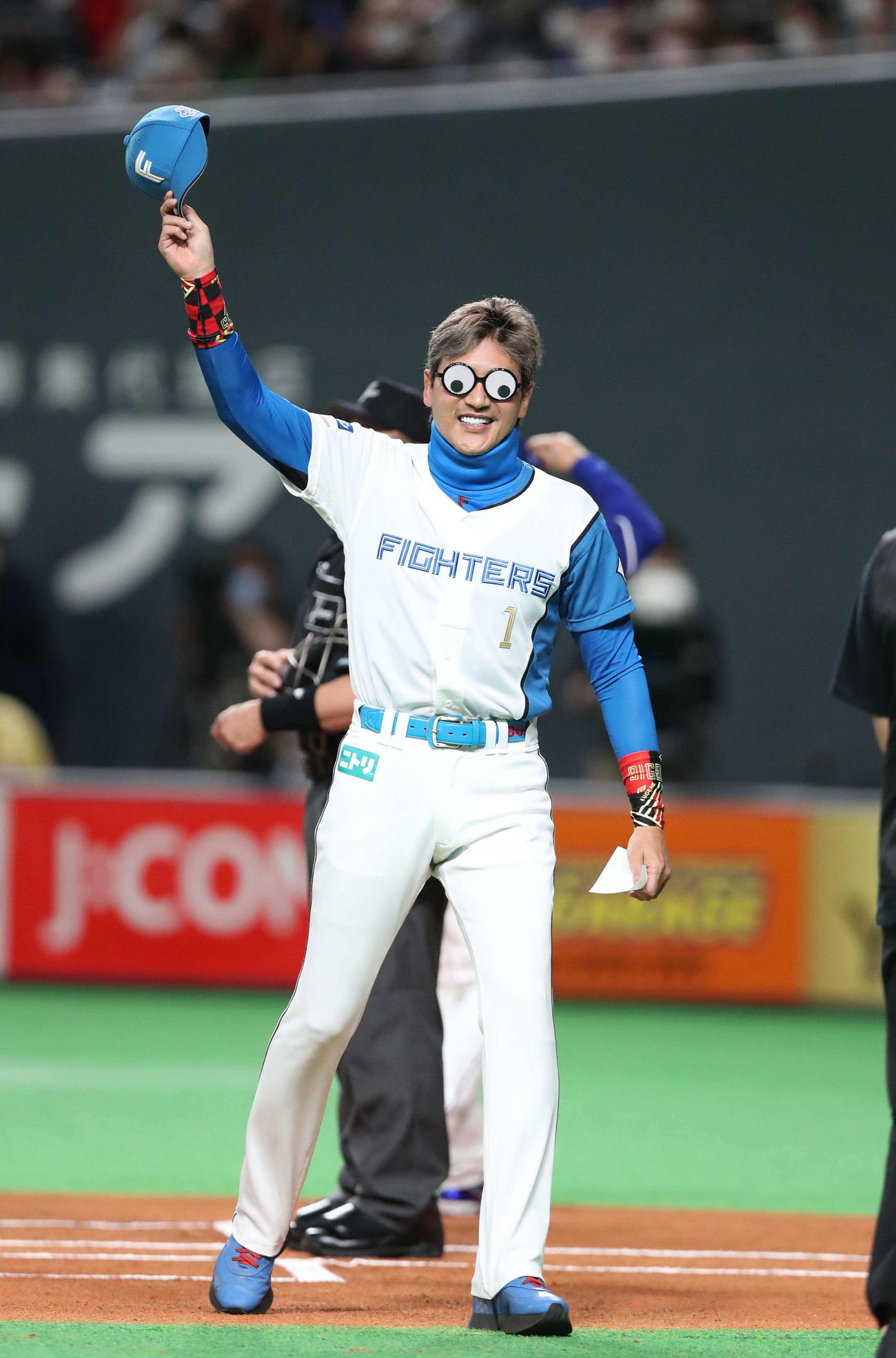 日本ハム対中日　メンバー表交換で「面白メガネ」をつけて登場する日本ハム新庄監督（撮影・黒川智章）