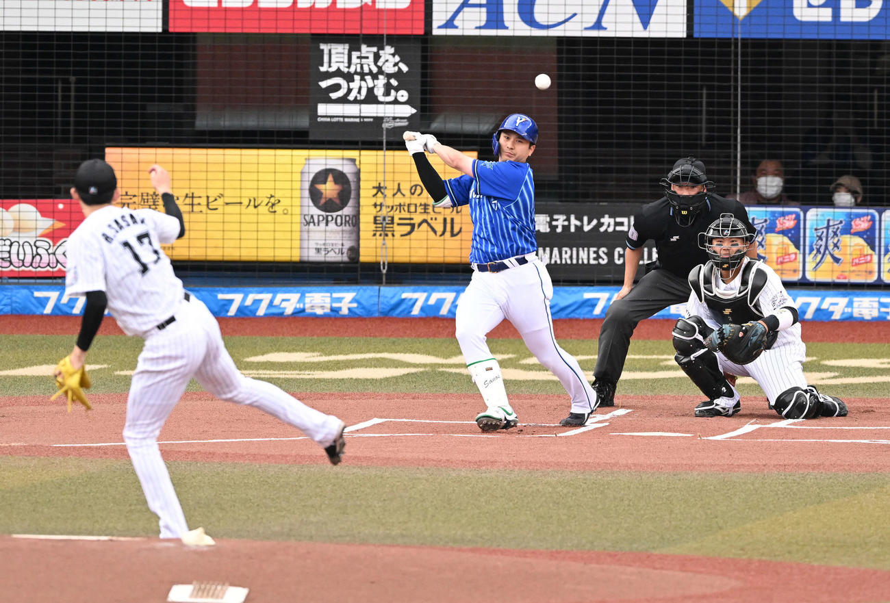 ロッテ対DeNA 1回表DeNA無死、遊ゴロに倒れる佐野。投手佐々木朗（撮影・滝沢徹郎）