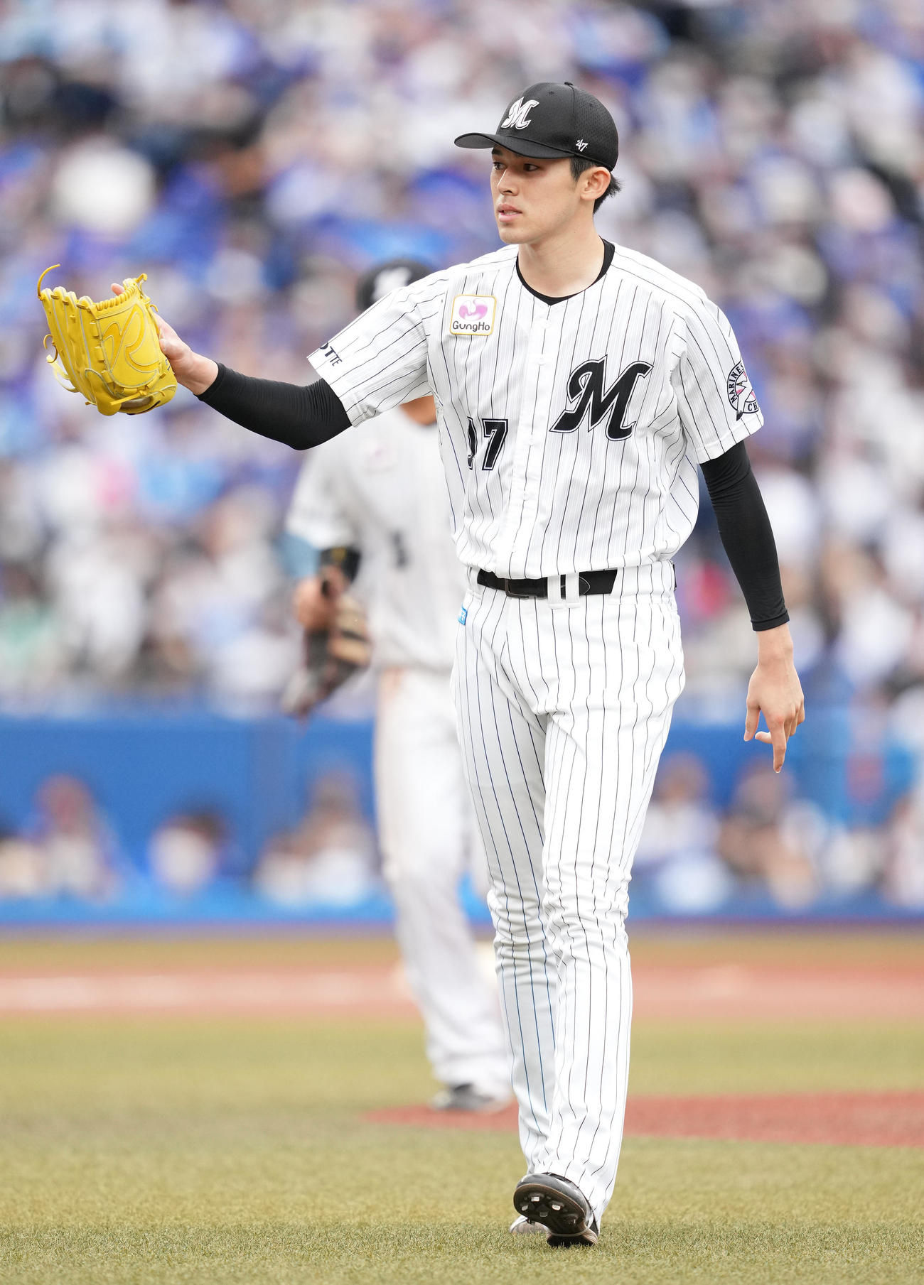 ロッテ対DeNA 8回表を終え、ベンチへ戻るロッテ佐々木朗（撮影・鈴木みどり）