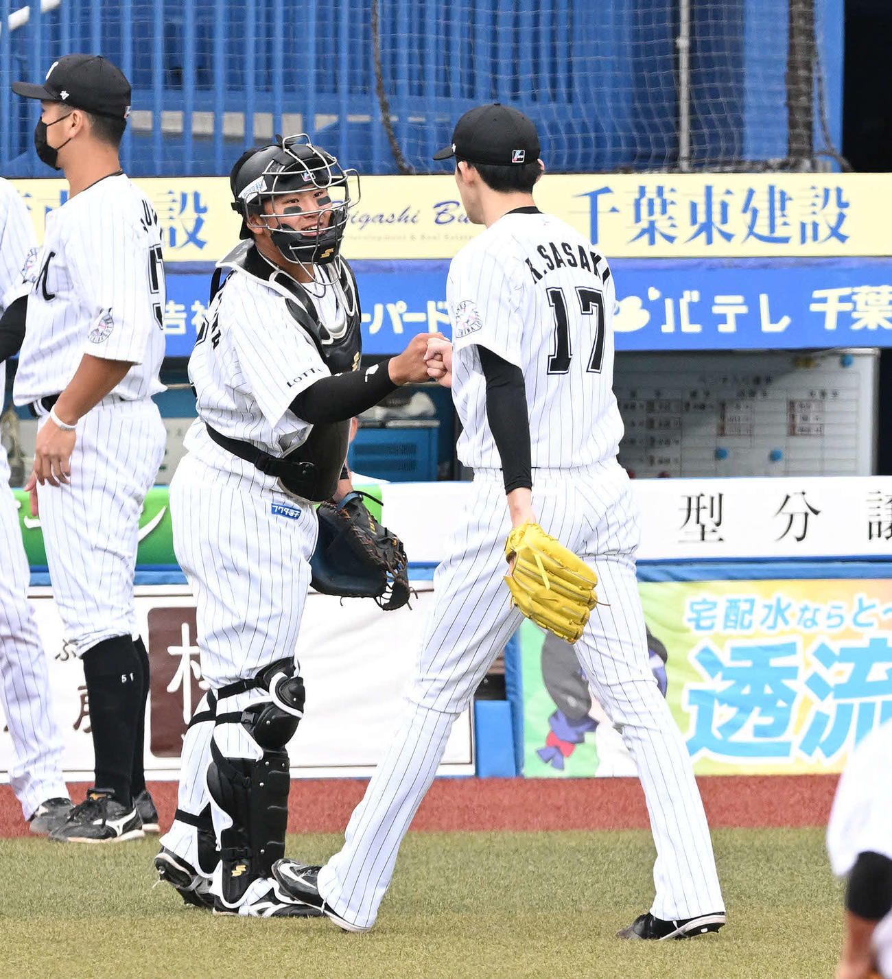 ロッテ対DeNA 1回表を終え、ロッテ先発の佐々木朗（右）とグータッチする捕手松川（撮影・滝沢徹郎）