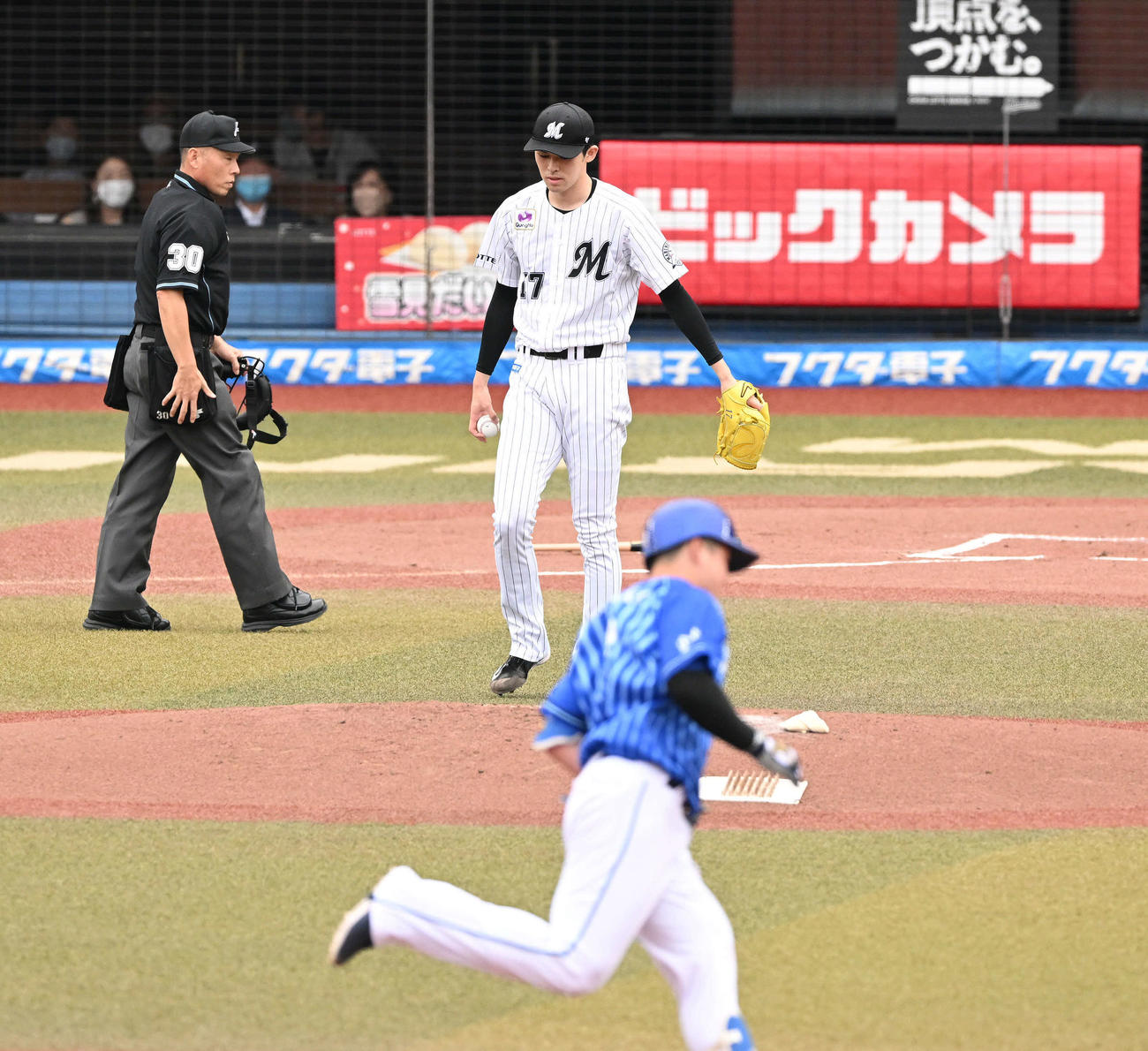 ロッテ対DeNA 2回表DeNA無死、牧（手前）にソロ本塁打を浴びる佐々木朗（撮影・滝沢徹郎）