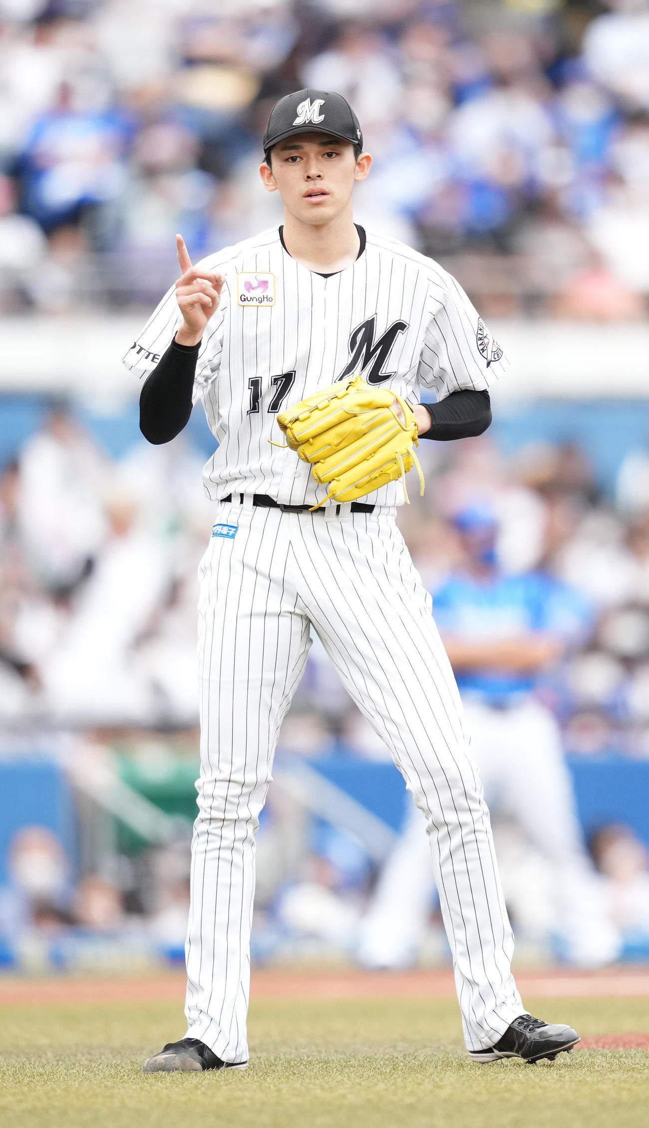 5回表DeNA無死、桑原を遊ゴロに仕留めた後、指をさす佐々木朗希（撮影・鈴木みどり）