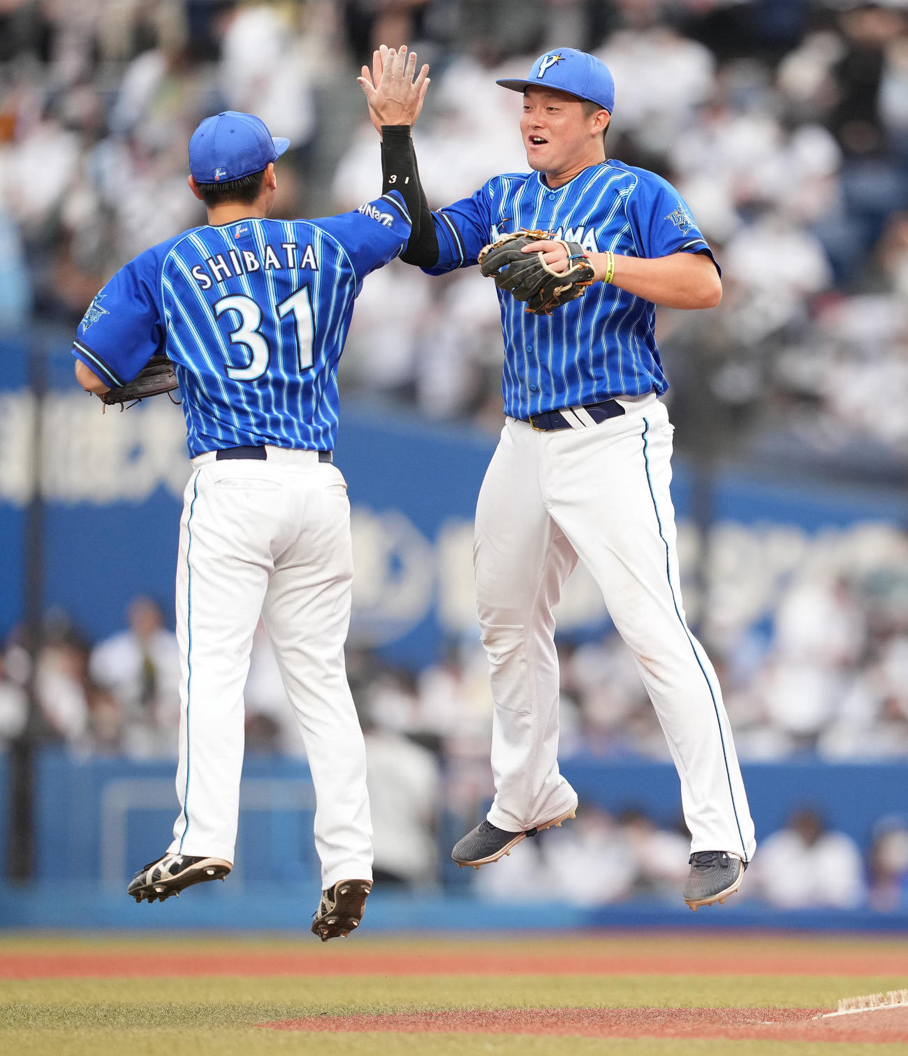 ロッテ対DeNA　ロッテに延長で勝利し、DeNA柴田（左）とタッチを交わす牧（撮影・鈴木みどり）