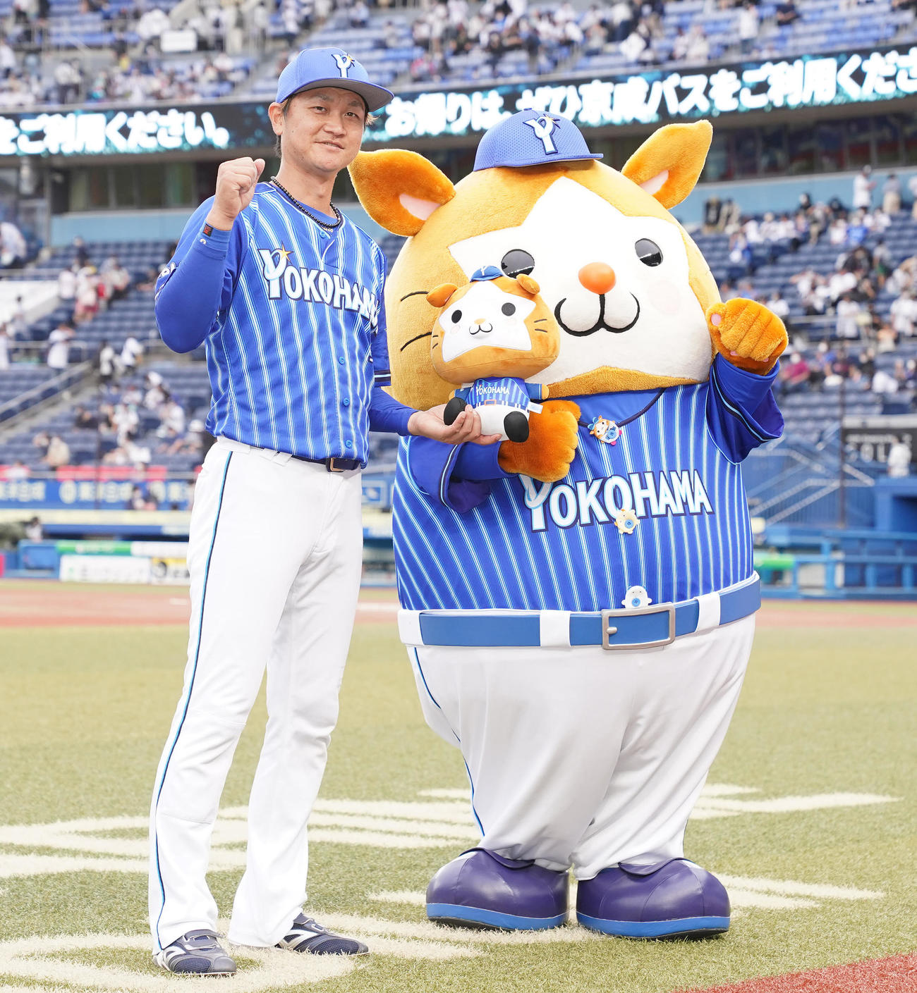 ロッテ対DeNA　ヒーローインタビュー後、笑顔でガッツポーズするDeNA大和（撮影・鈴木みどり）