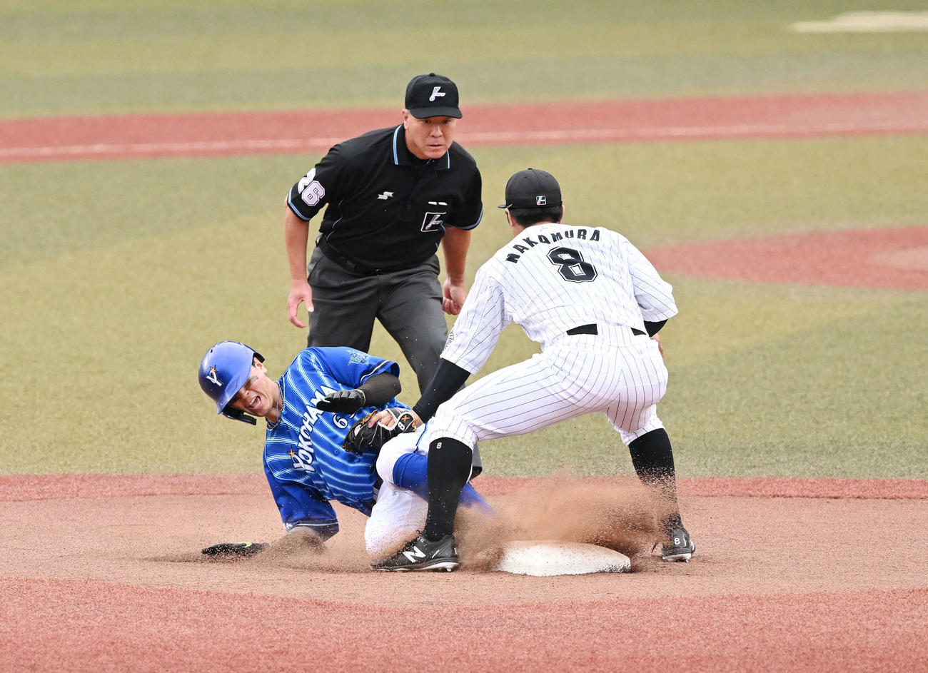 ロッテ対DeNA 6回表DeNA2死一塁、二盗を決める関根。二塁手中村奨（撮影・滝沢徹郎）