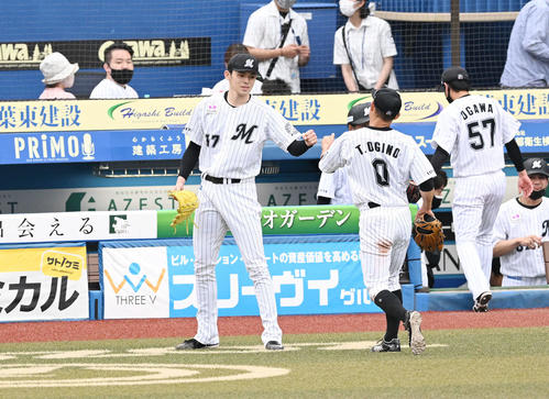 ロッテ対DeNA 8回を投げ終えベンチ前でロッテ荻野（手前右）とタッチをかわす佐々木朗（撮影・滝沢徹郎）