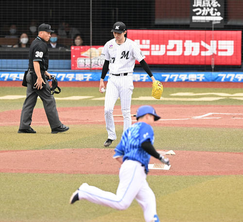 ロッテ対DeNA 2回表DeNA無死、牧（手前）にソロ本塁打を浴びる佐々木朗（撮影・滝沢徹郎）