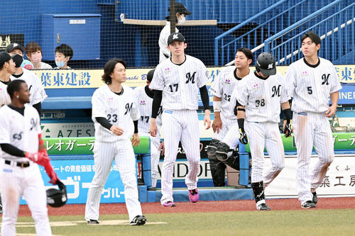 ロッテ対DeNA　試合に敗れ肩を落とすロッテ佐々木朗（中央）ら選手たち（撮影・滝沢徹郎）