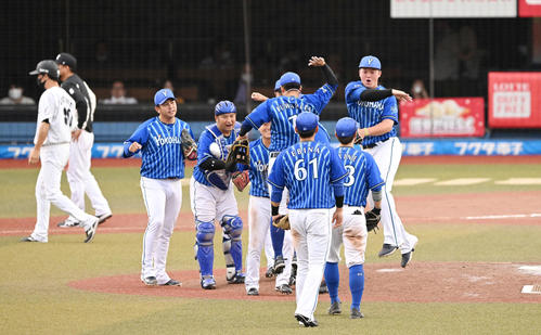 ロッテ対DeNA　試合に勝利しタッチをかわす牧（右）らDeNAナイン（撮影・滝沢徹郎）