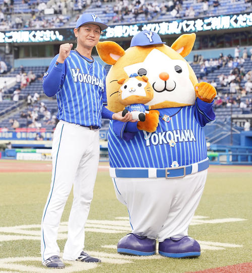 ロッテ対DeNA　ヒーローインタビュー後、笑顔でガッツポーズするDeNA大和（撮影・鈴木みどり）