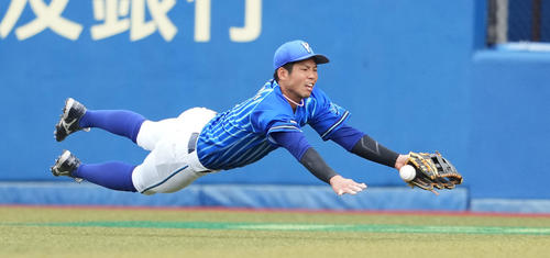 ロッテ対DeNA 5回裏ロッテ1死、荻野の打球に飛び付くも捕れず、中二塁打を許す中堅手桑原（撮影・鈴木みどり）