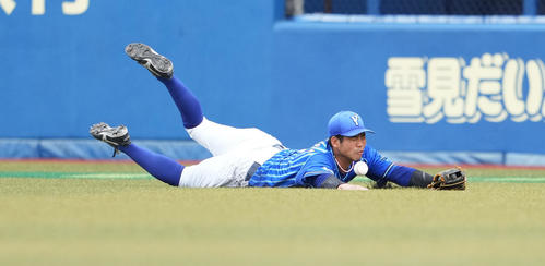 ロッテ対DeNA 5回裏ロッテ1死、荻野の打球に飛び付くも捕れず、中二塁打を許す中堅手桑原（撮影・鈴木みどり）