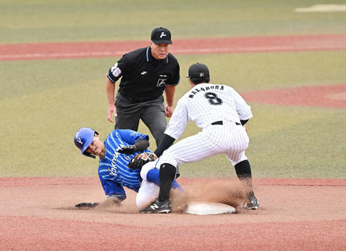 ロッテ対DeNA 6回表DeNA2死一塁、二盗を決める関根。二塁手中村奨（撮影・滝沢徹郎）