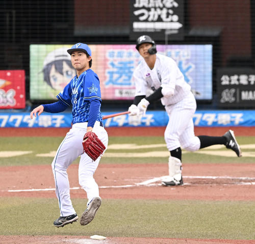 ロッテ対DeNA 6回裏ロッテ無死一、三塁、中村奨（奥）に犠飛を浴びる京山（撮影・滝沢徹郎）