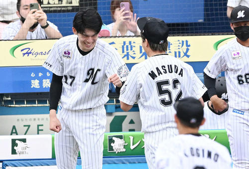 ロッテ対DeNA 9回表を抑えたロッテ2番手の益田（左から2人目）を笑顔で迎える佐々木朗（撮影・滝沢徹郎）