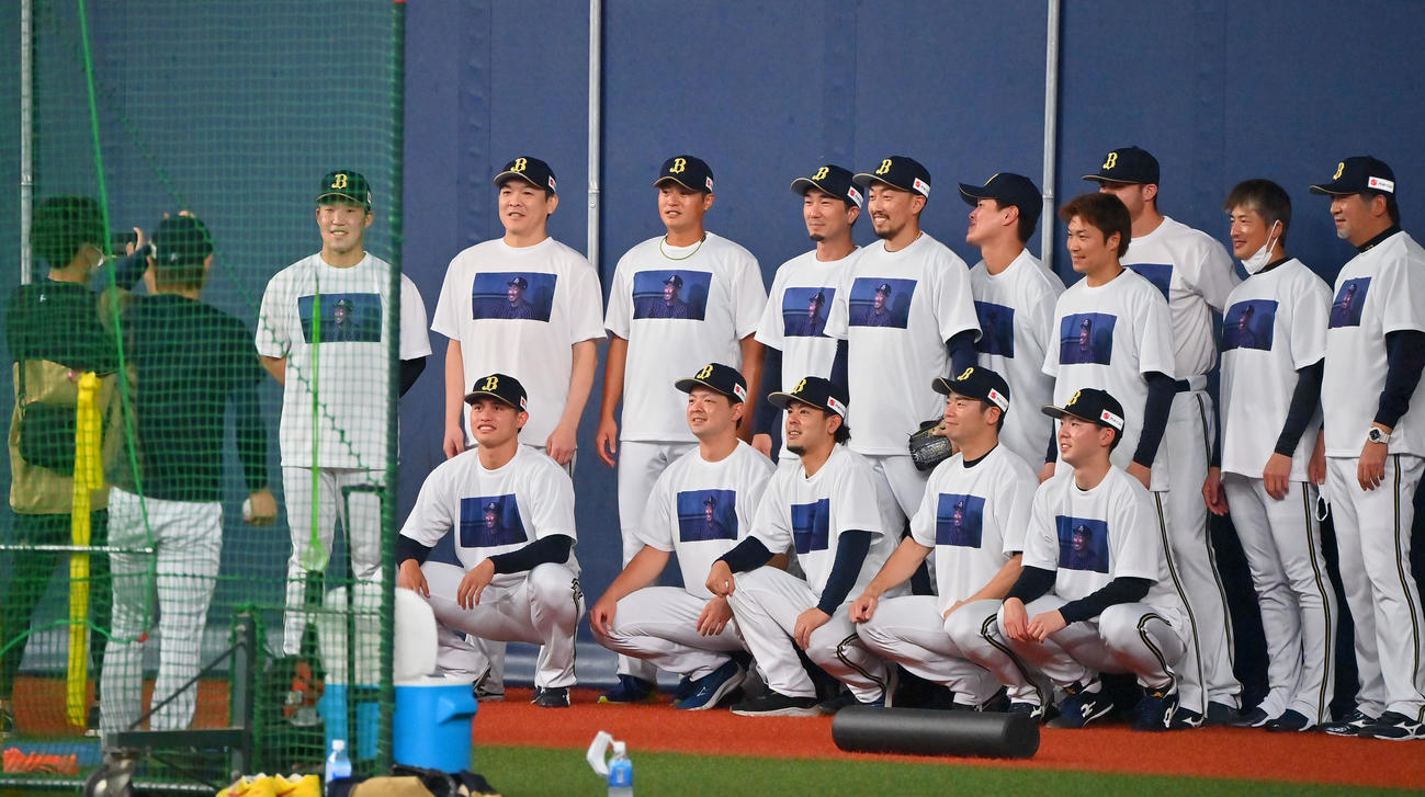 平野佳寿（後列中央）の200セーブ達成を記念した特製Tシャツを着用し記念撮影するオリックス投手陣（撮影・和賀正仁）