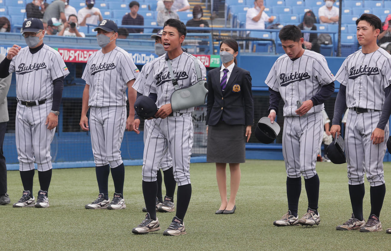 佛教大対上武大　準々決勝で左肩を負傷した佛教大・田中主将（手前）は、試合前に客席にあいさつ（撮影・野上伸悟）
