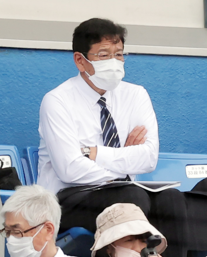 佛教大対上武大　観戦する侍ジャパン栗山監督（撮影・野上伸悟）