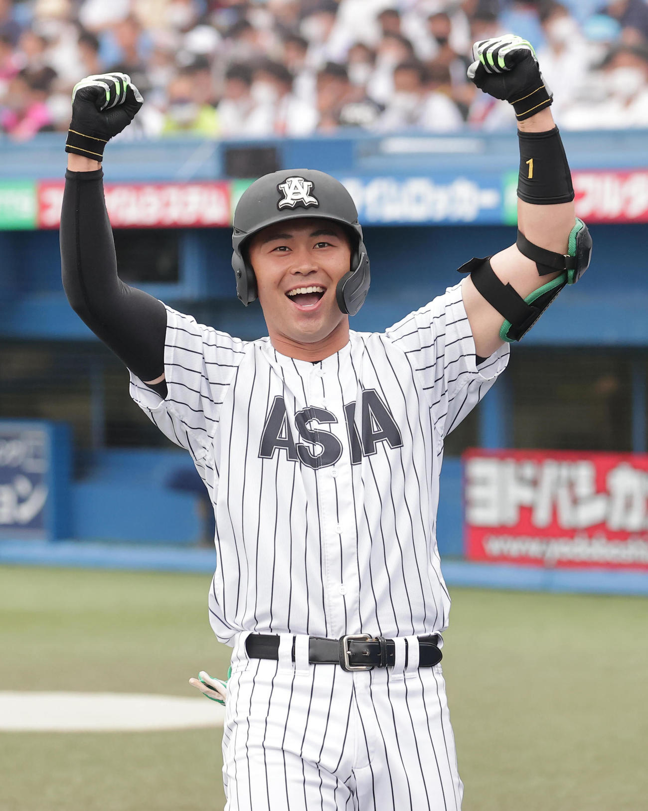 東日本国際大対亜大　1回裏亜大2死、左越え先制本塁打を放ち喜ぶ藤江（撮影・野上伸悟）