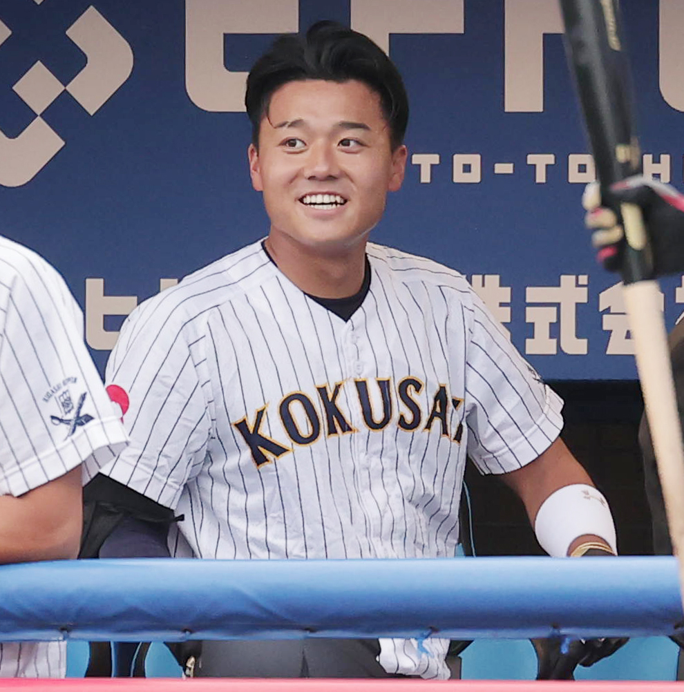 東日本国際大対亜大　2回表東日本国際大無死、右越えに大会新記録となる4戦連続本塁打を放ち笑顔を見せる上崎（撮影・野上伸悟）