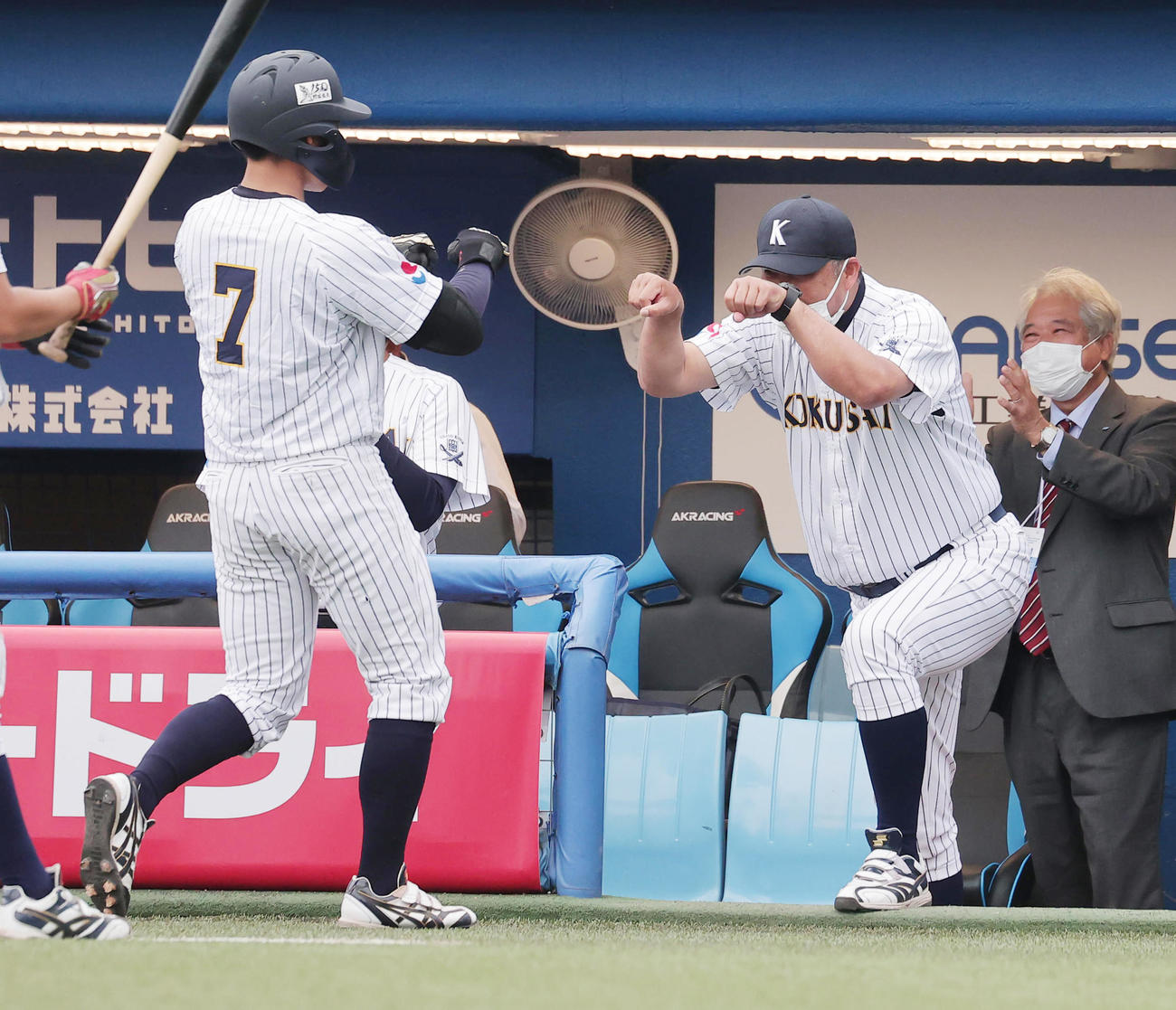 東日本国際大対亜大　2回表東日本国際大無死、右越えに大会新記録となる4戦連続本塁打を放った上崎を迎える藤木監督（撮影・野上伸悟）