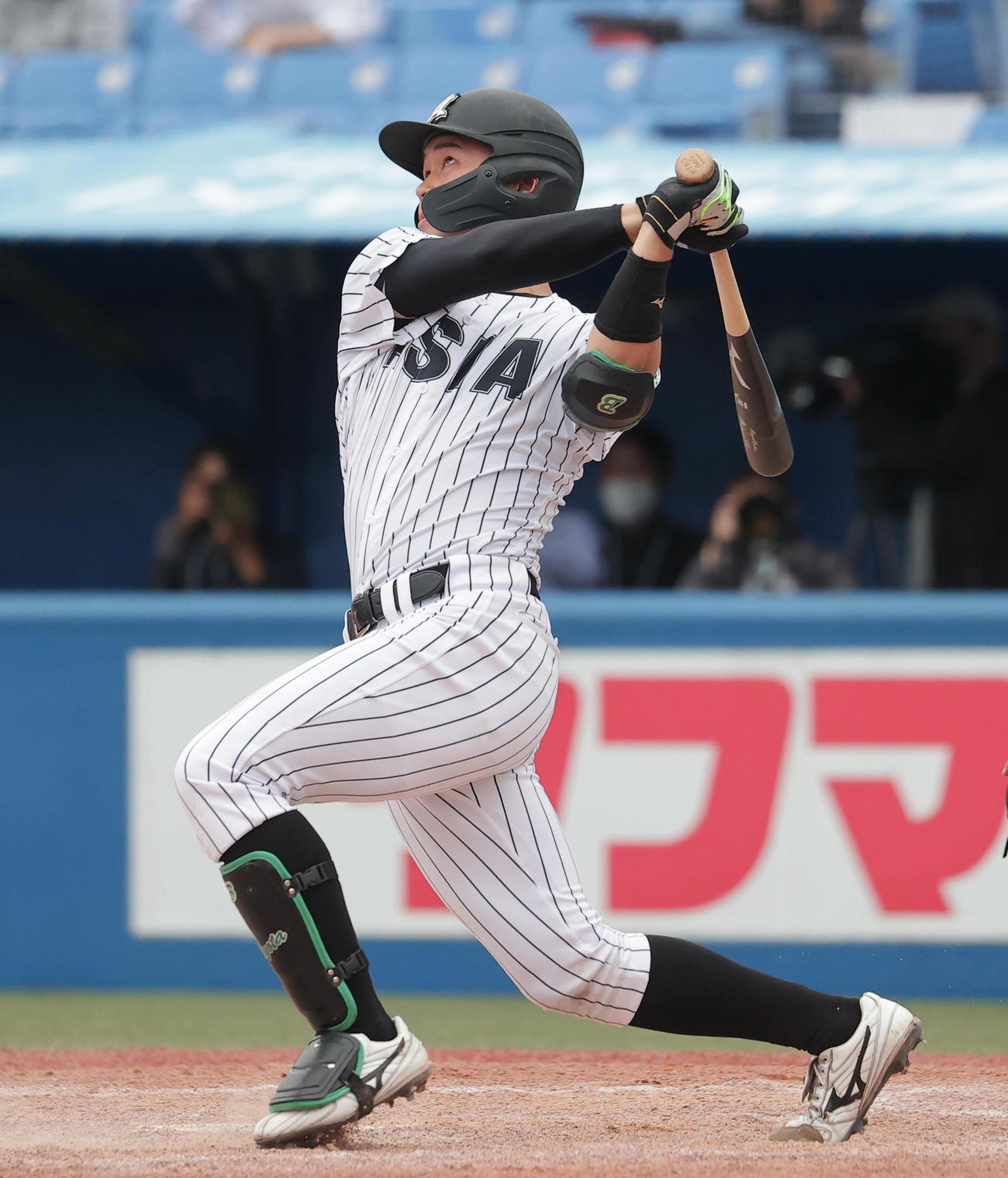 東日本国際大対亜大　3回裏亜大無死満塁、左犠飛を放つ藤江（撮影・野上伸悟）