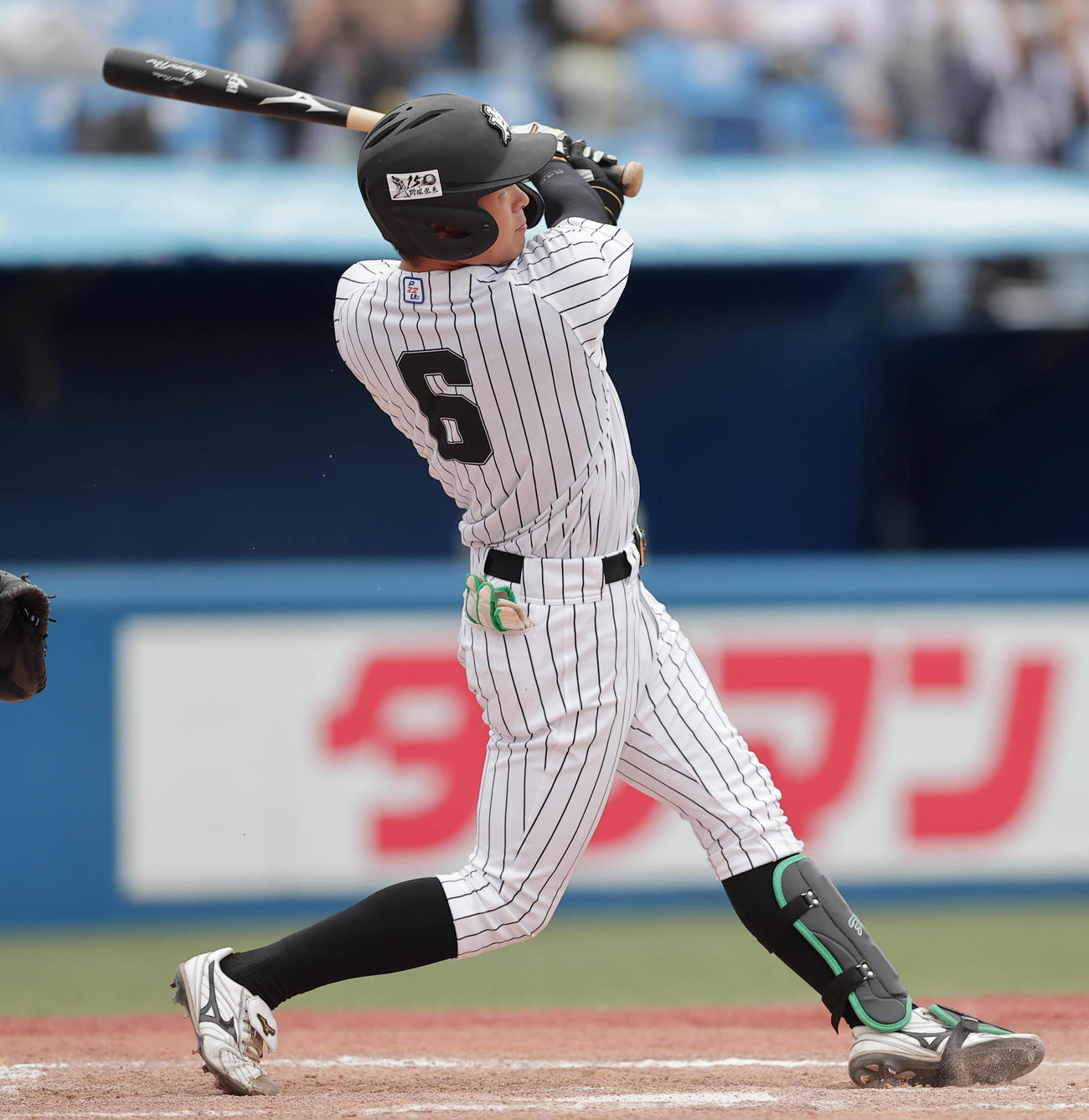 東日本国際大対亜大　7回裏亜大1死二、三塁、左犠飛を放つ藤江（撮影・野上伸悟）