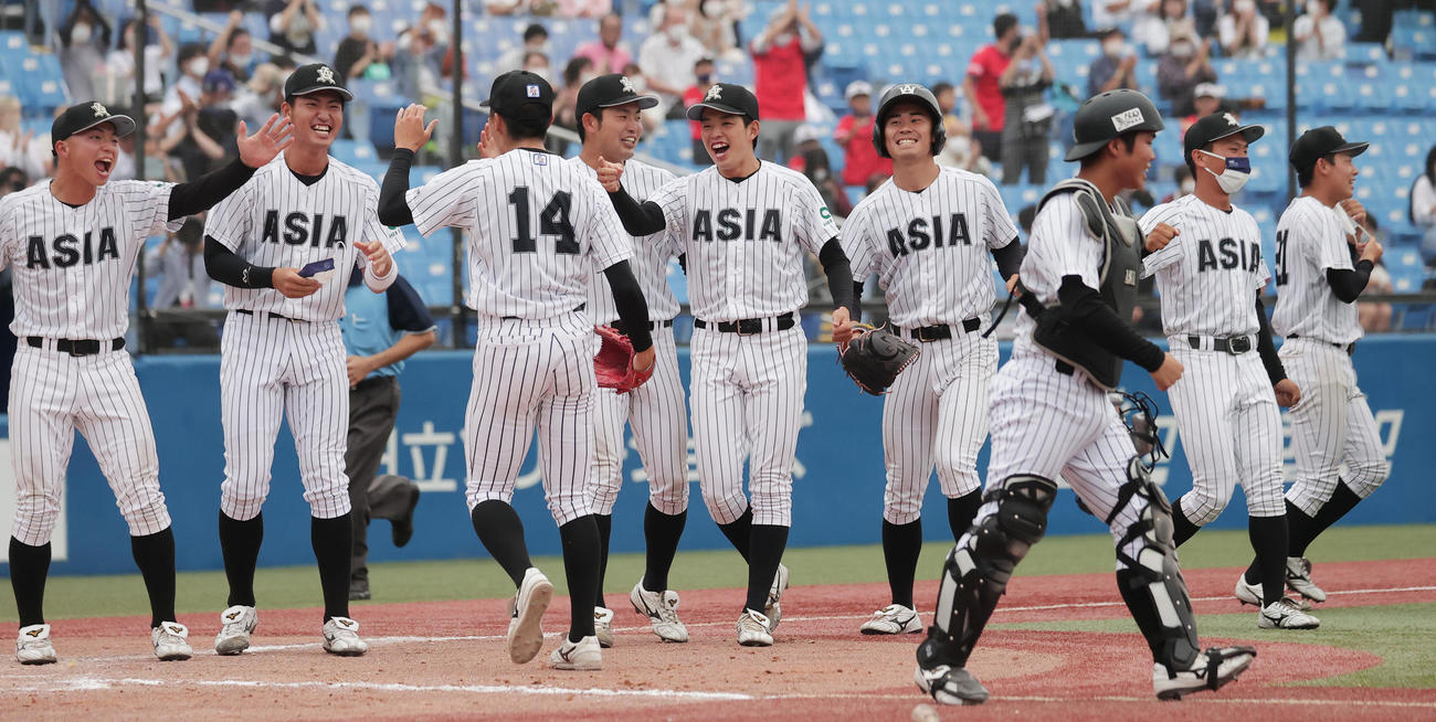 東日本国際大対亜大　決勝進出を決め喜び合う亜大の選手たち（撮影・野上伸悟）