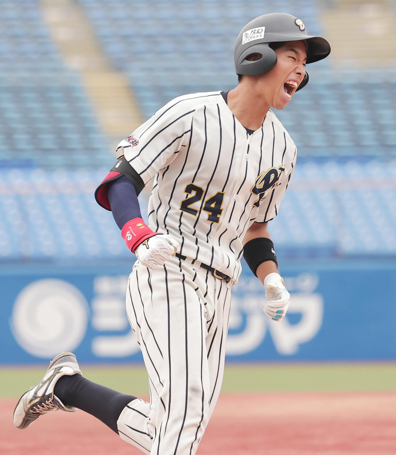 佛教大対上武大　7回裏上武大1死、右越え先制本塁打を放ち喜ぶ島村（撮影・野上伸悟）