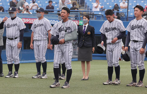 佛教大対上武大　準々決勝で左肩を負傷した佛教大・田中主将（手前）は、試合前に客席にあいさつ（撮影・野上伸悟）